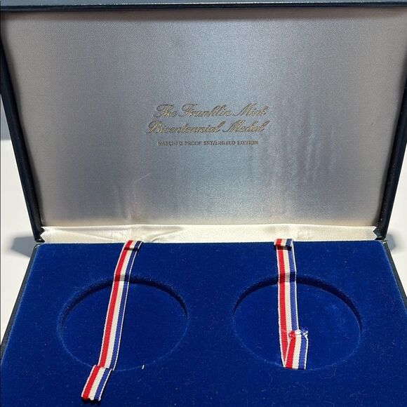 Blue large coin Display Case with Red White Blue Ribbon - Picture 1 of 11